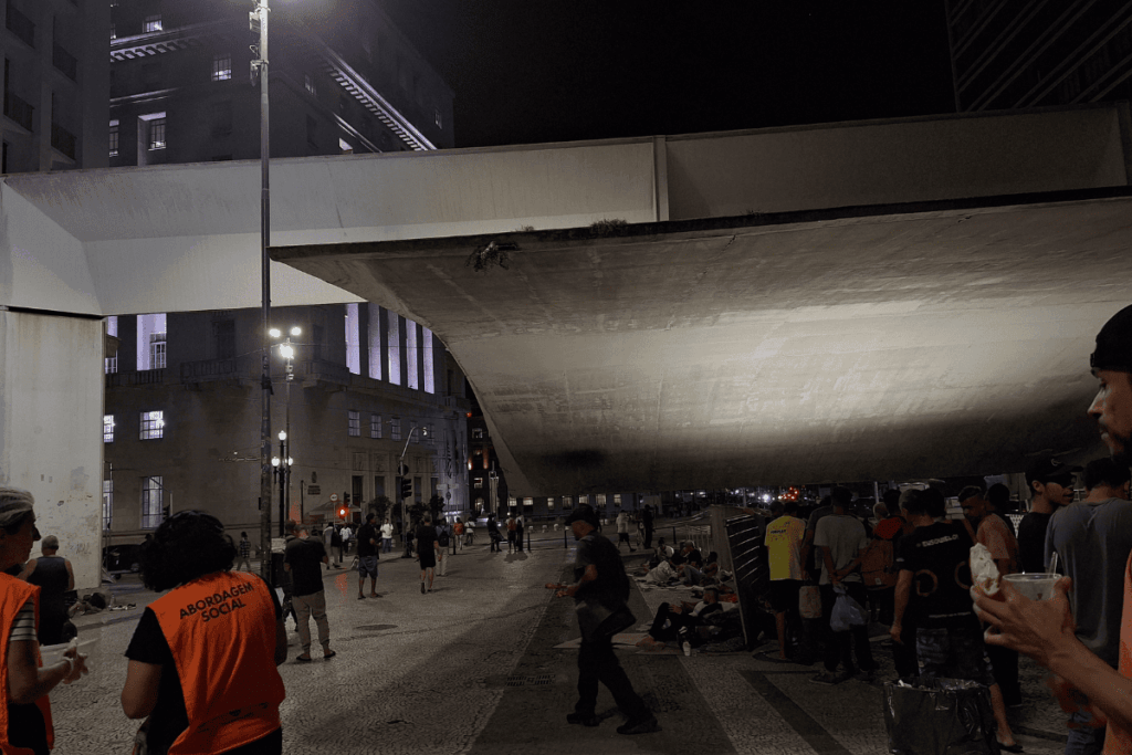 fila-da-fome:-doacoes-em-frente-a-prefeitura-reunem-multidao-sem-teto
