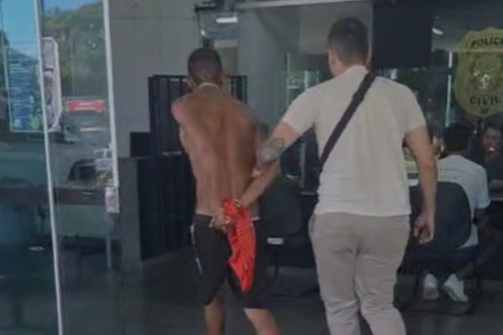 armado-com-faca,-“cara-de-cavalo”-faz-arrastao-em-onibus-e-e-preso