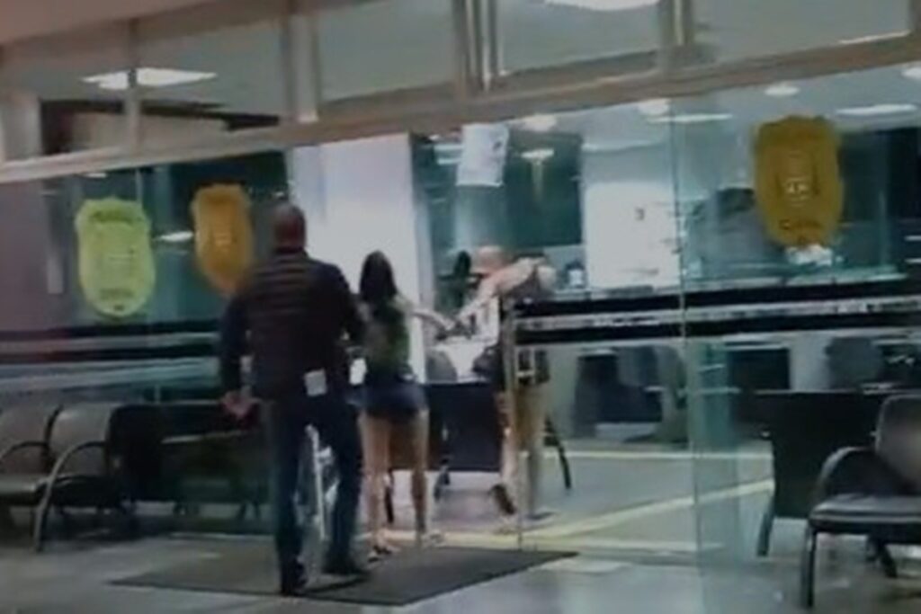 dupla-e-presa-por-agredir-testemunhas-de-homicidio-em-distribuidora.-veja-video