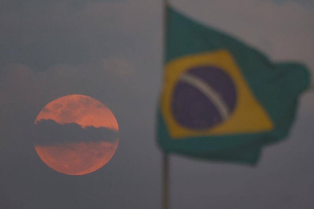 lua-das-flores-acontece-nesta-sexta,-saiba-como-observar-a-microlua