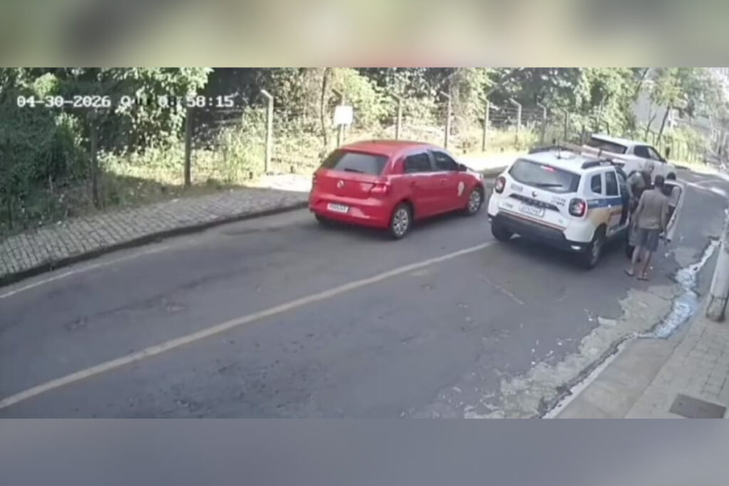 pm-passa-na-hora-e-homem-desiste-de-agressao-com-pa-em-minas.-video
