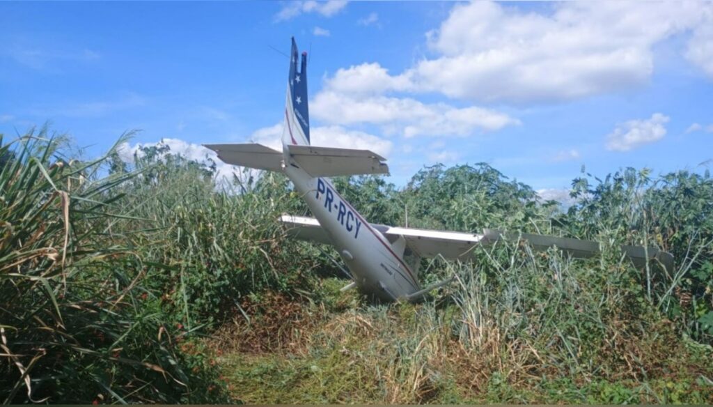 aviao-faz-pouso-forcado-e-acaba-no-meio-do-mato-em-mg