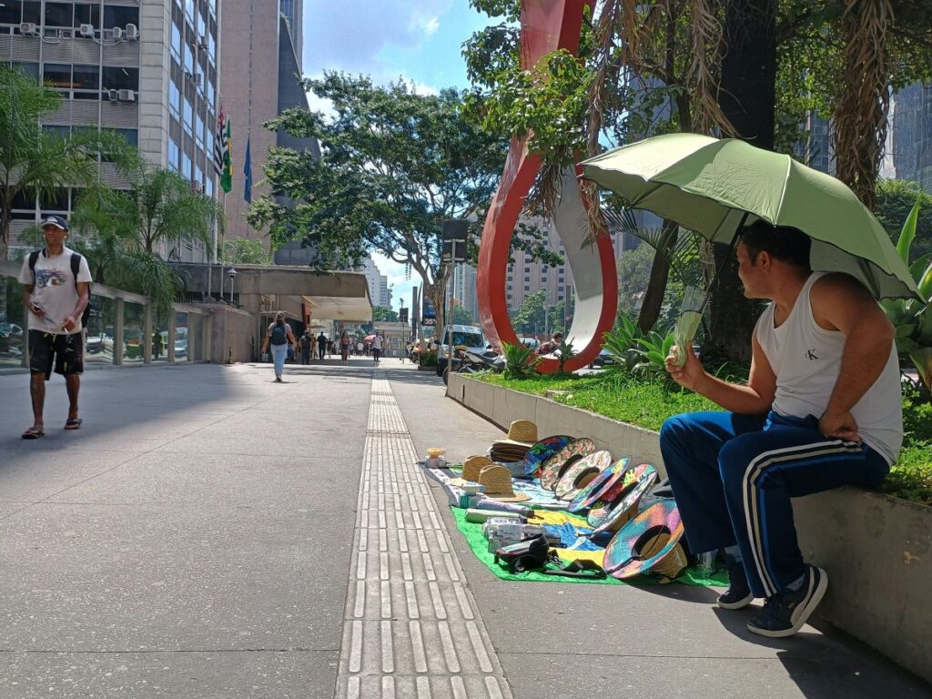verao-em-pleno-outono:-sabado-sera-de-calorao-e-chuva.-veja-a-previsao