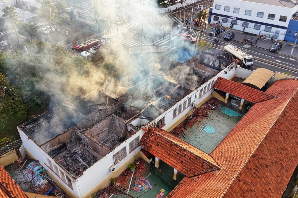 fiacao-eletrica-e-causa-de-incendio-em-escola-historica,-diz-bombeiros.-veja-fotos