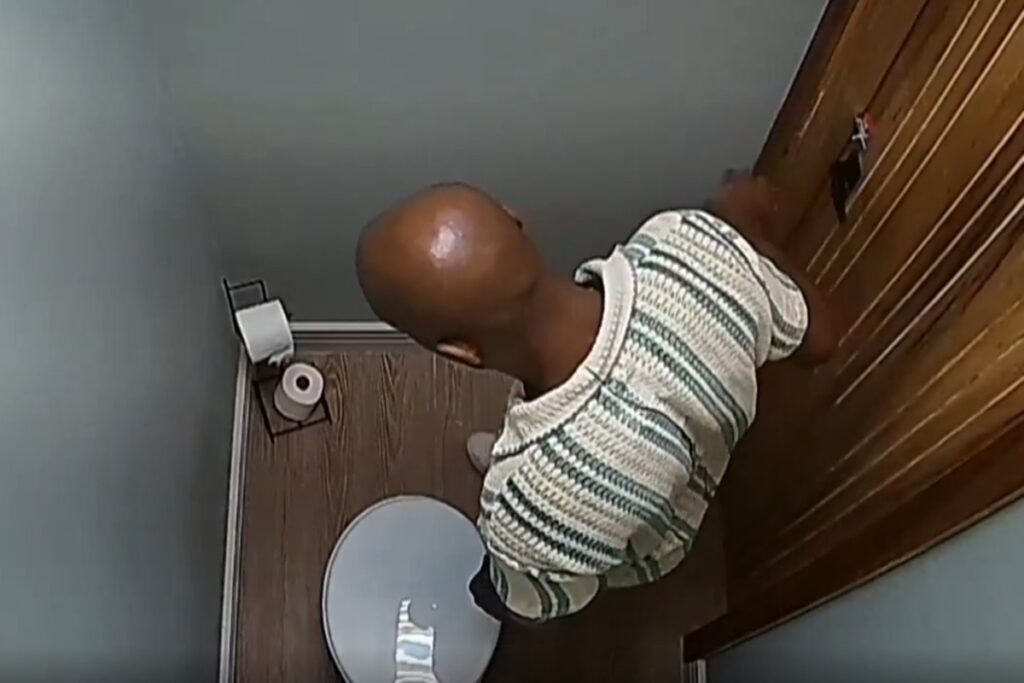 casa-do-patrao-expoe-participante-urinando-e-gera-polemica-na-web