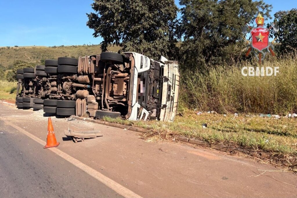 duas-pessoas-sao-socorridas-apos-carreta-tombar-em-via-no-df