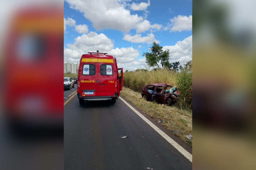 mg:-homem-tenta-ultrapassagem,-bate-em-caminhao-e-morre-na-br-497