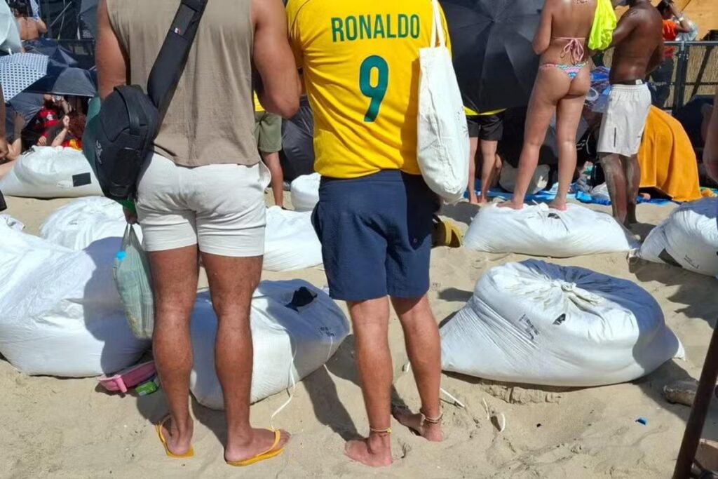 ambulantes-vendem-sacos-de-areia-a-r$-100-para-show-de-shakira-no-rio