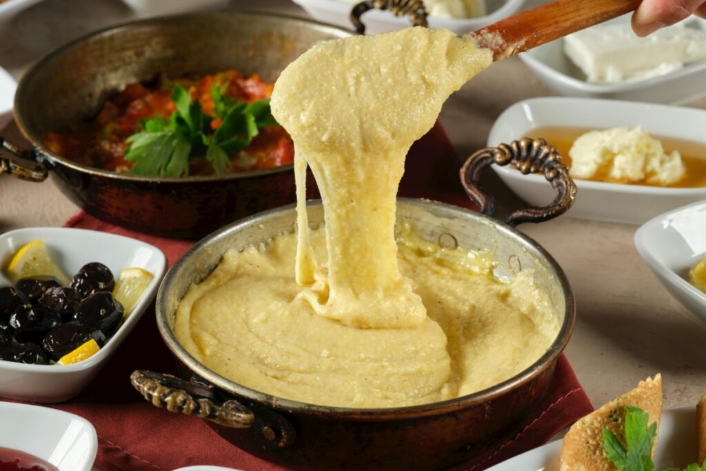 troque-o-arroz-por-polenta-cremosa-e-transforme-a-sua-refeicao