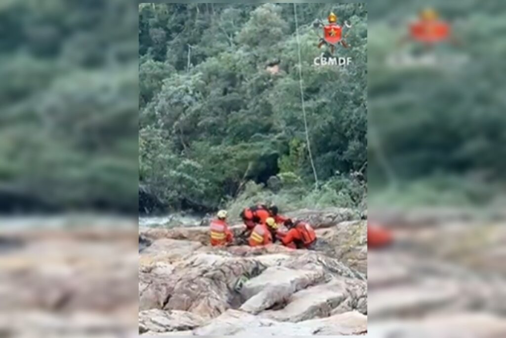 homem-e-resgatado-por-aeronave-do-cbmdf-apos-cair-em-cachoeira