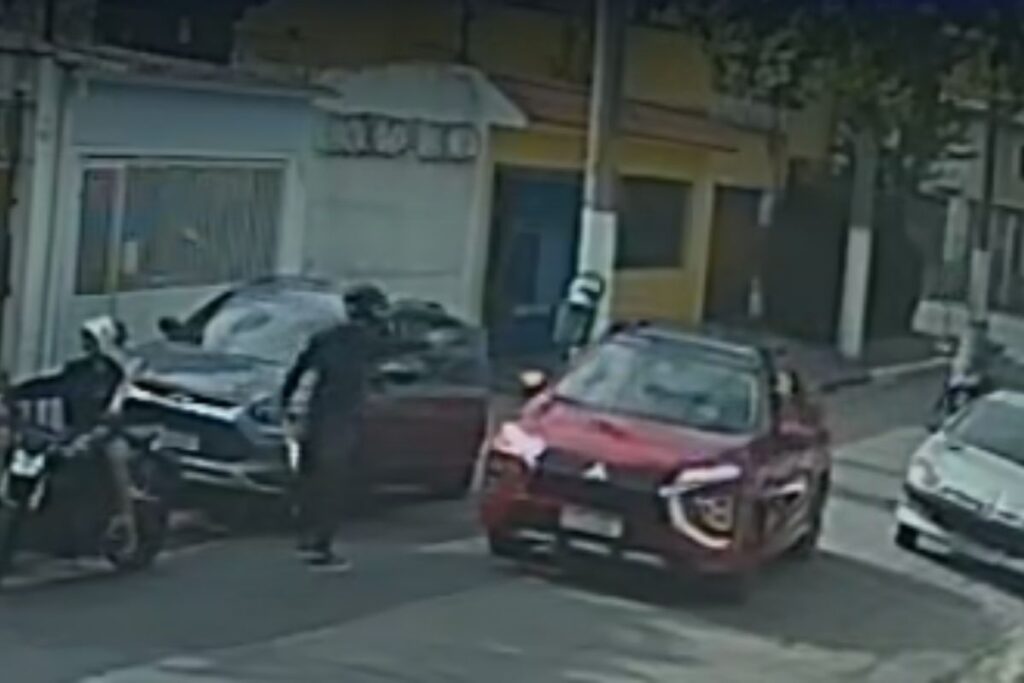 dupla-faz-dois-assaltos-em-sequencia-e-troca-tiros-com-motoqueiro.-veja-video