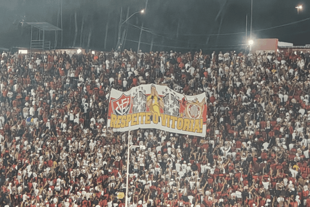 brasileirao:-torcida-do-vitoria-protesta-contra-arbitragem-no-barradao