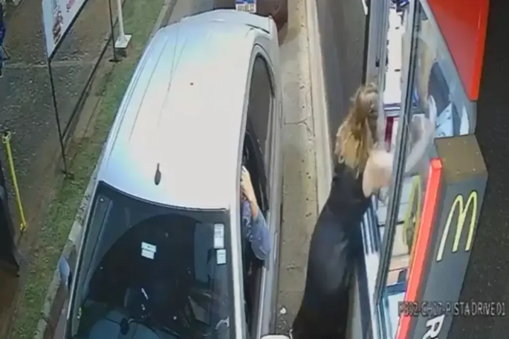 cliente-exigiu-pedido-de-perdao-antes-de-estapear-atendente-em-drive-thru