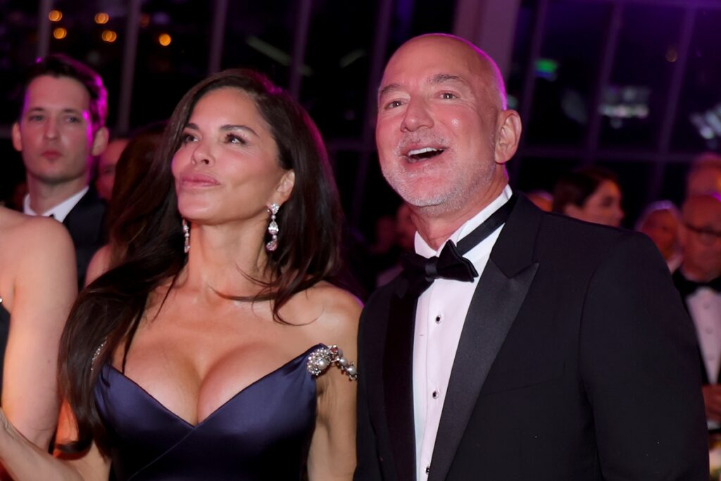 met-gala-2026-e-marcado-por-protestos-contra-bezos-e-resulta-em-prisao