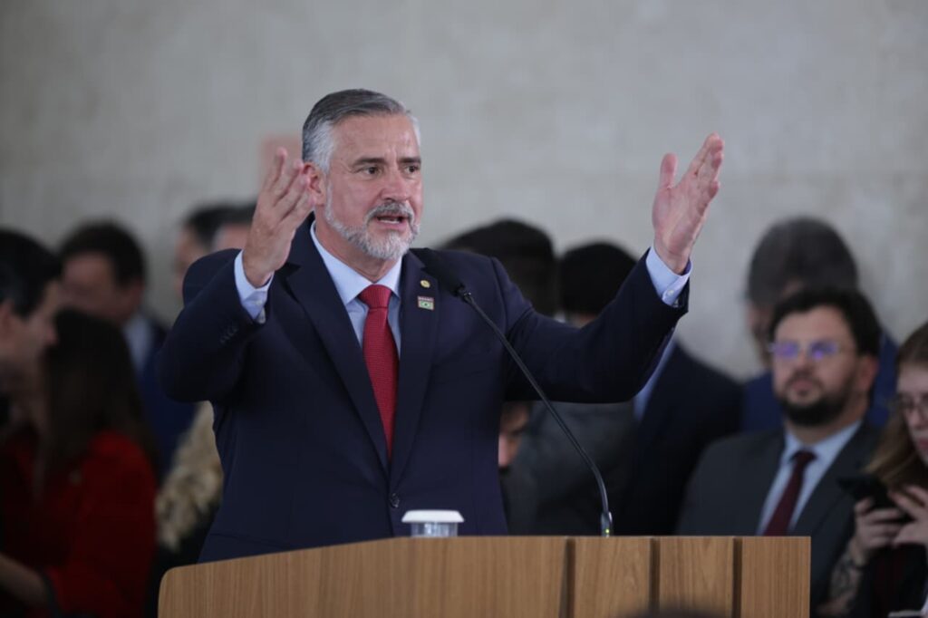 lider-do-governo-quer-proibir-cobranca-de-agua-por-quartos-vazios-em-hoteis
