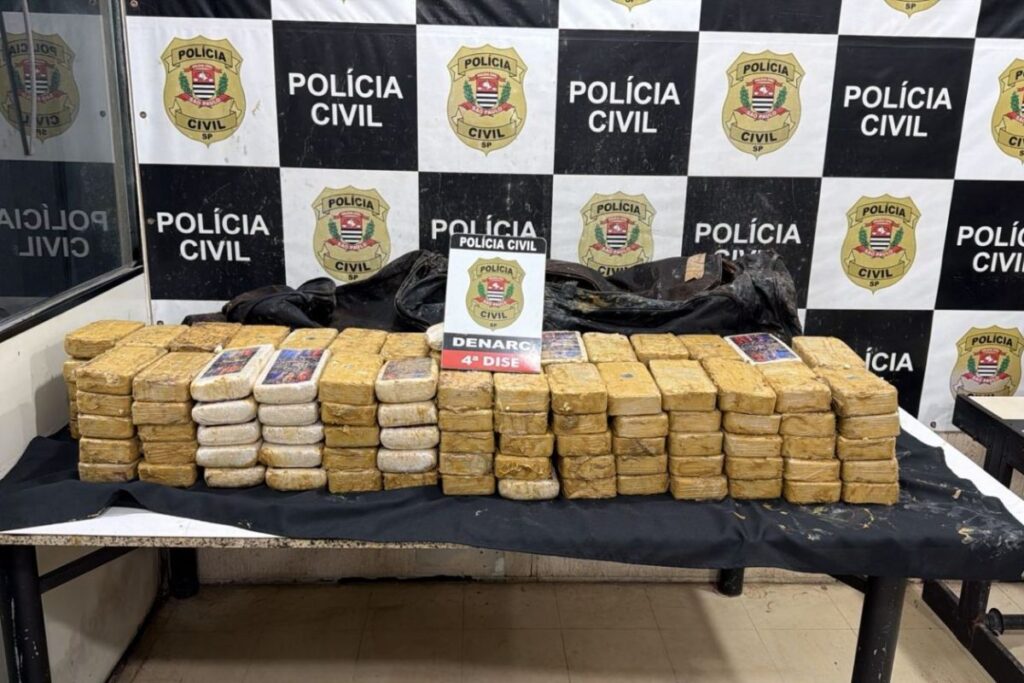 droga-de-m…-policia-pega-cocaina-camuflada-com-esterco-e-naftalina