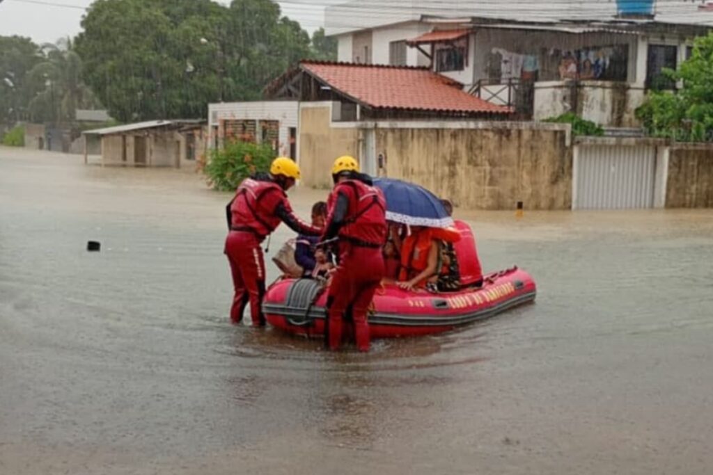 chuvas-fortes-deixam-mais-de-2,2-mil-desabrigados-ou-desalojados-em-pe