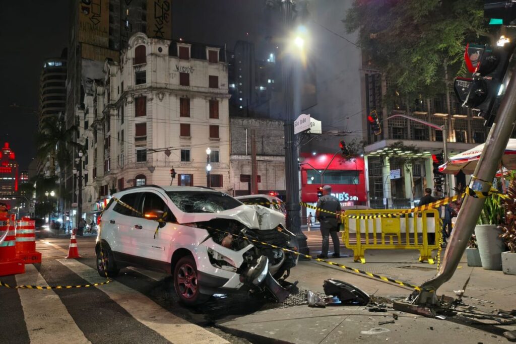 motorista-perde-controle-e-quase-invade-bar-famoso-no-centro-de-sp