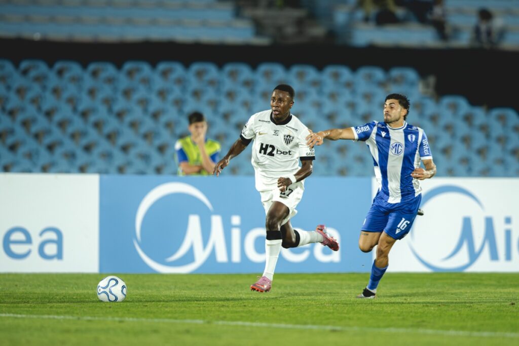 sul-americana:-atletico-mg-marca-duas-vezes,-mas-cede-empate-no-fim