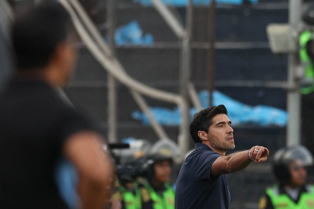 abel-ferreira-explica-dedo-do-meio-para-flaco-lopez:-“cobro-muito-ele”