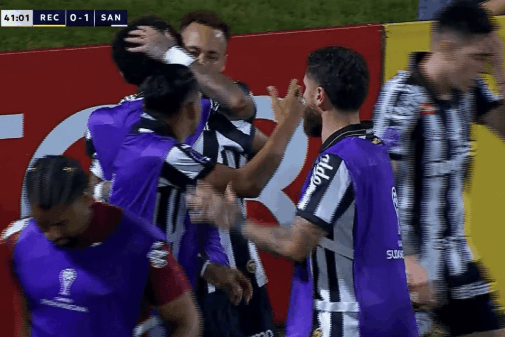 neymar-marca-gol-e-abraca-robinho-jr.-na-comemoracao;-confira