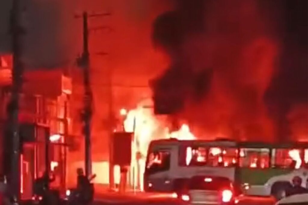 onibus-sao-incendiados-em-manifestacao-e-interditam-ruas-de-guarulhos.-veja-video