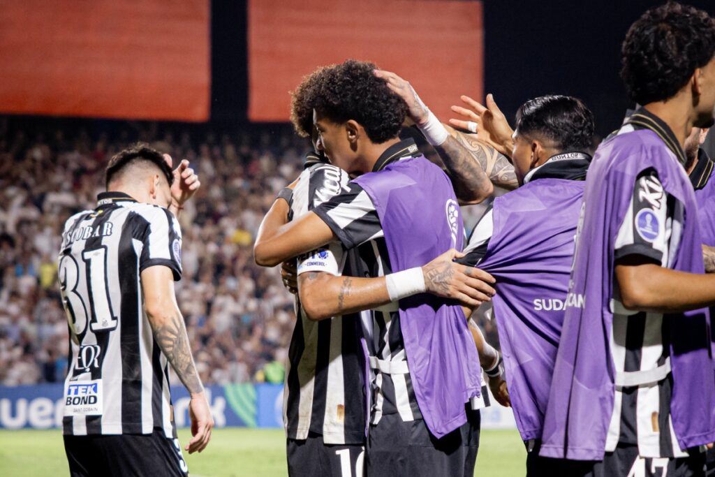 “nao-pode-passar-pano”,-declara-cuca-apos-polemica-de-robinho-e-neymar