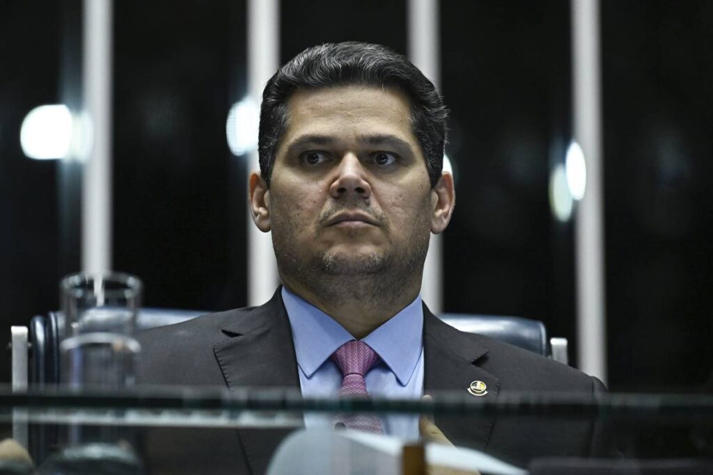 dias-apos-derrotar-messias,-alcolumbre-recebe-ministro-do-planalto