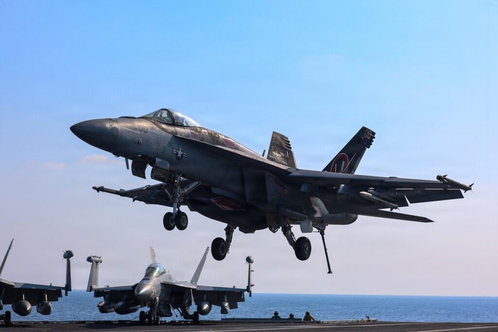 caca-f-18-dos-eua-bombardeia-navio-do-ira-que-tentou-furar-bloqueio