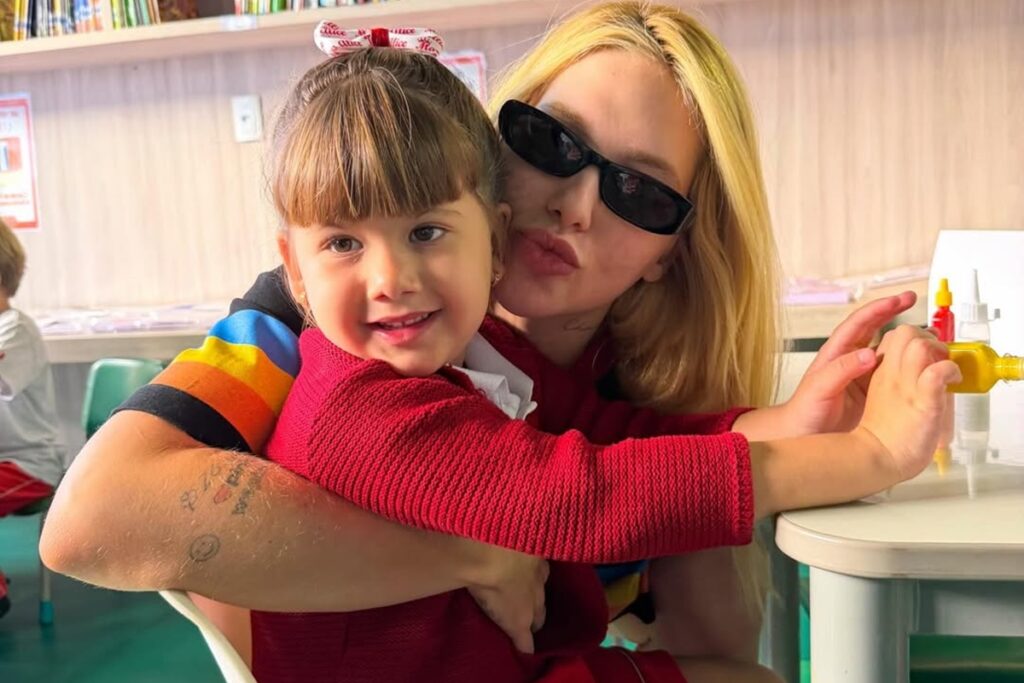 virginia-visita-escola-da-filha-e-recebe-surpresa-de-dia-das-maes