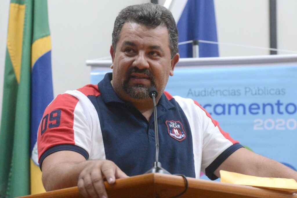 ex-prefeito,-professor-e-demitido-por-ver-pornografia-em-sala-de-aula