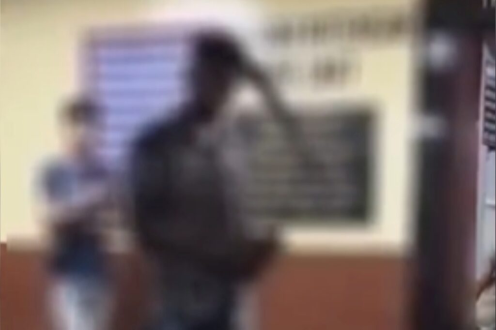 homem-com-facao-cravado-na-cabeca-chega-caminhando-a-hospital.-video