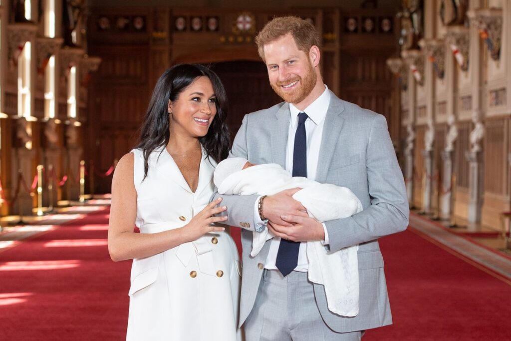 meghan-markle-celebra-aniversario-do-filho,-archie,-com-fotos-raras