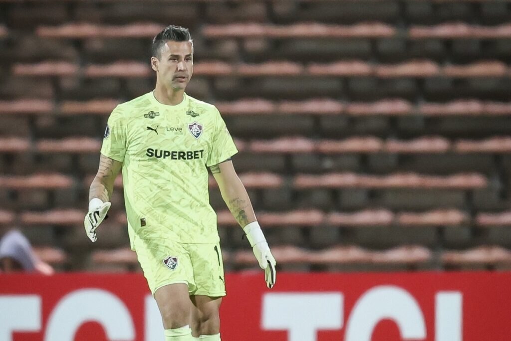 libertadores:-fabio-se-isola-como-jogador-com-mais-partidas-no-torneio