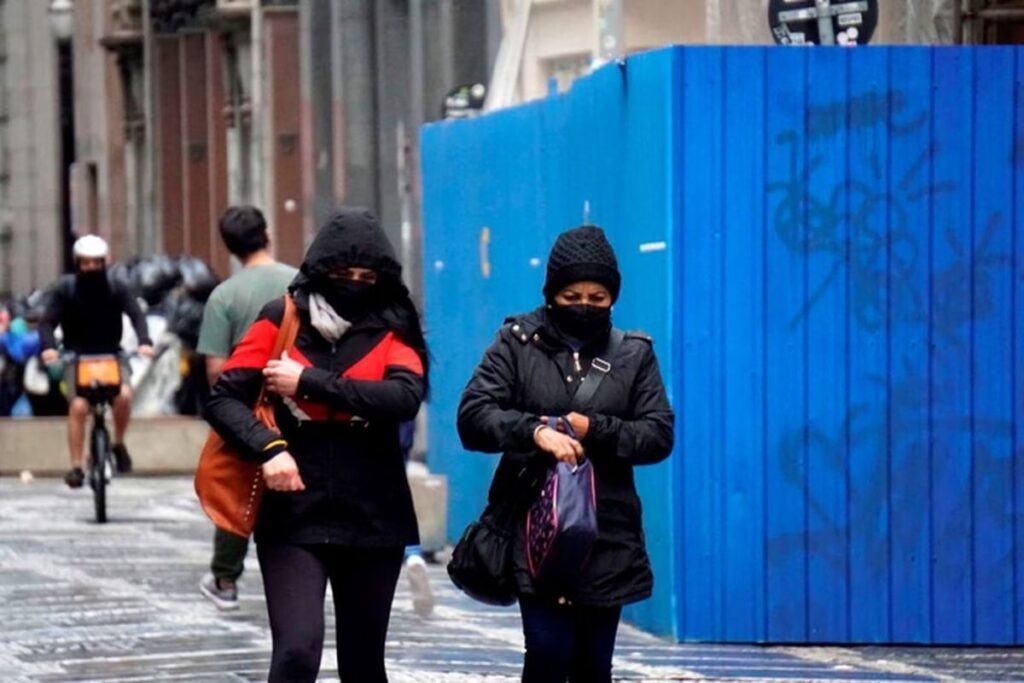 “ciclone-bomba”:-frente-fria-avanca-e-promete-temporais-no-sul