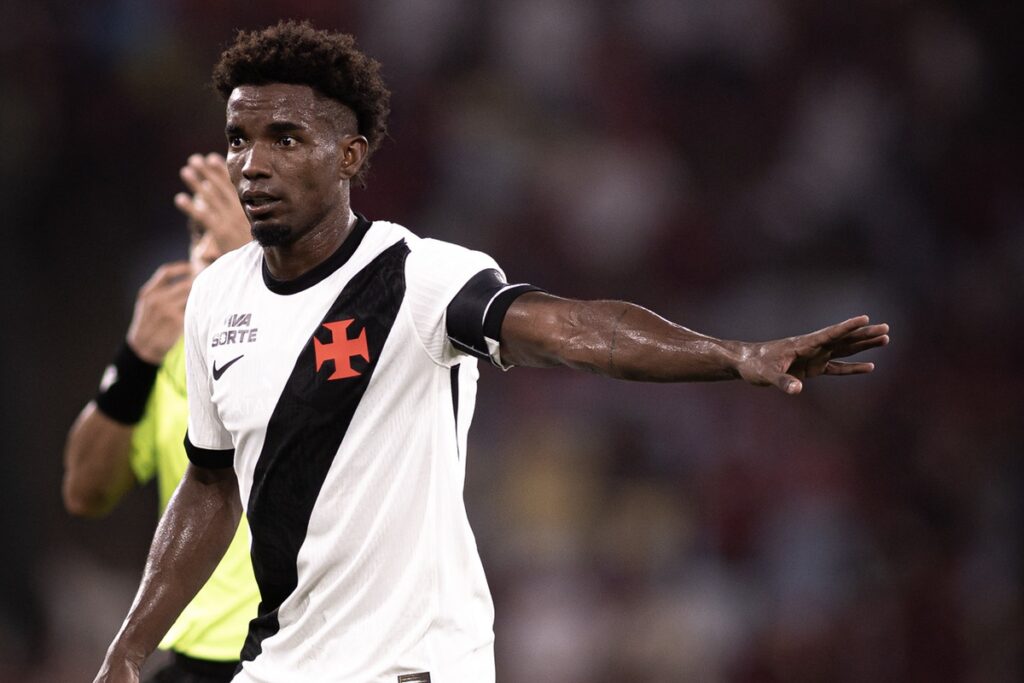 pleno-do-stjd-absolve-thiago-mendes,-do-vasco,-por-criticar-arbitragem