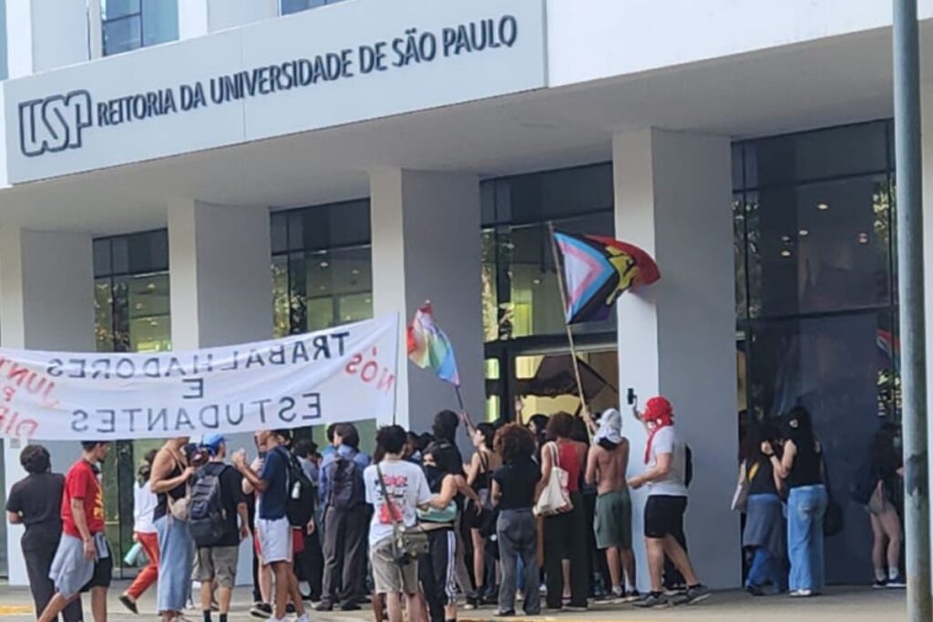 veja-momento-em-que-alunos-derrubam-portao-e-ocupam-reitoria-da-usp
