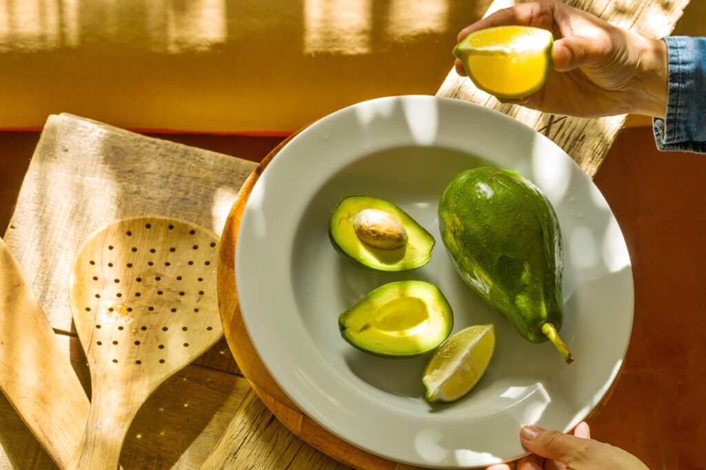 cha-de-caroco-de-abacate-e-limao:-para-que-serve-e-como-preparar