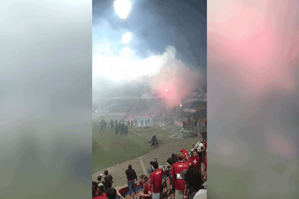 libertadores:-jogo-do-flamengo-e-interrompido-por-tumulto-no-estadio
