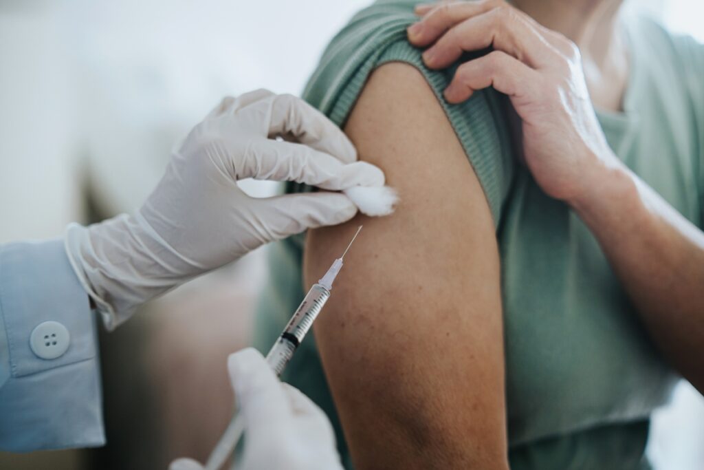 pacientes-recebem-agua-destilada-no-lugar-de-vacina-da-gripe-em-mg