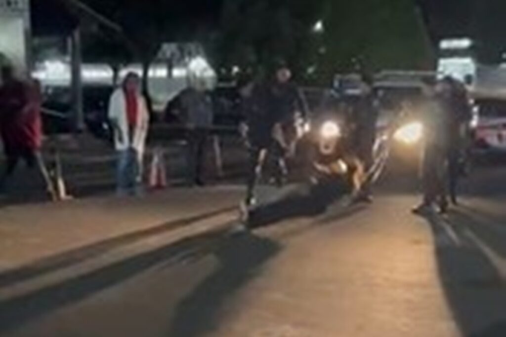 mulher-e-contida-com-arma-de-choque-apos-destruir-carro-de-ex-no-df.-veja-video