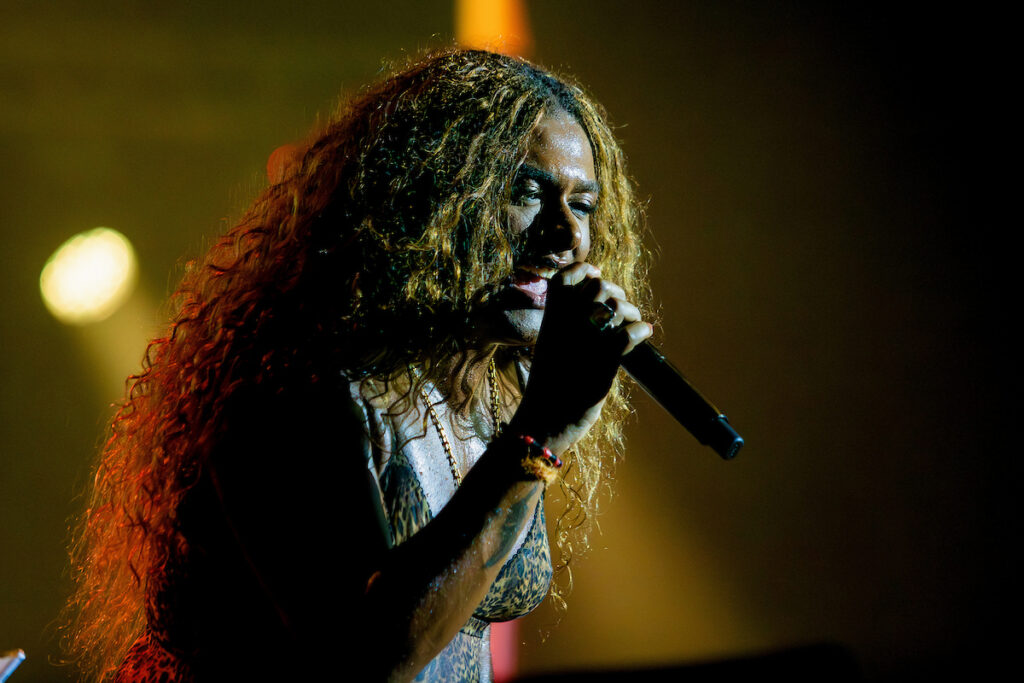 fa-clube-de-liniker-encerra-atividade-e-cantora-e-detonada-na-web