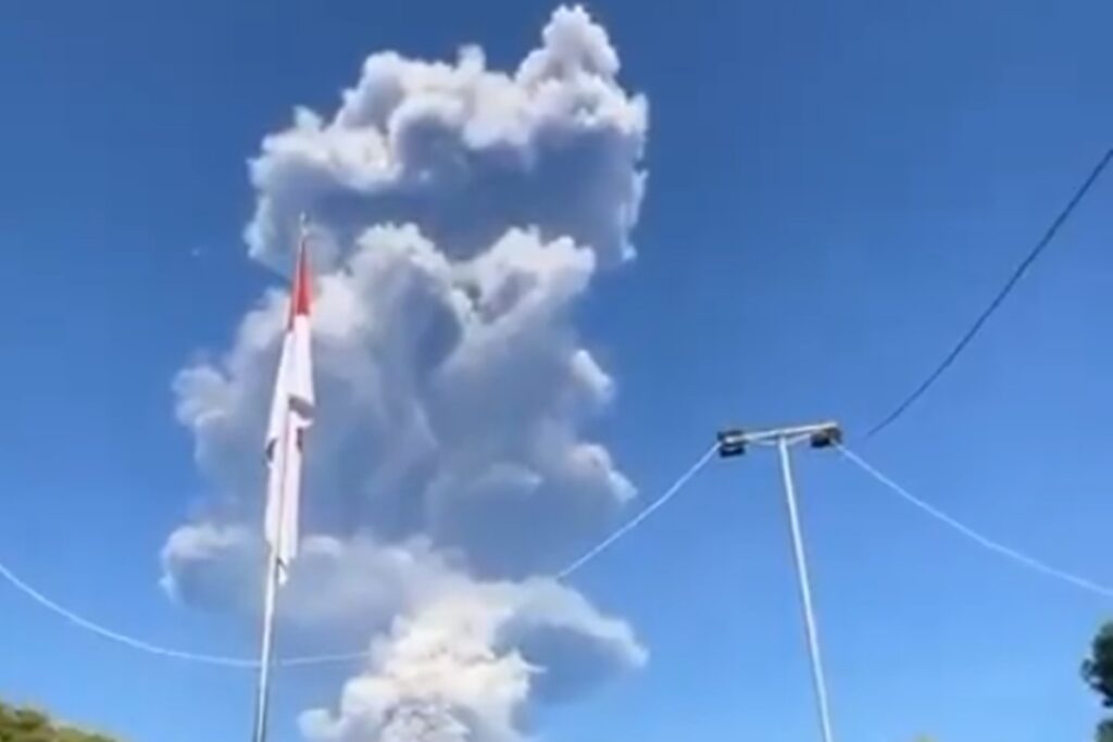 equipes-localizam-2-montanhistas-apos-erupcao-de-vulcao-na-indonesia