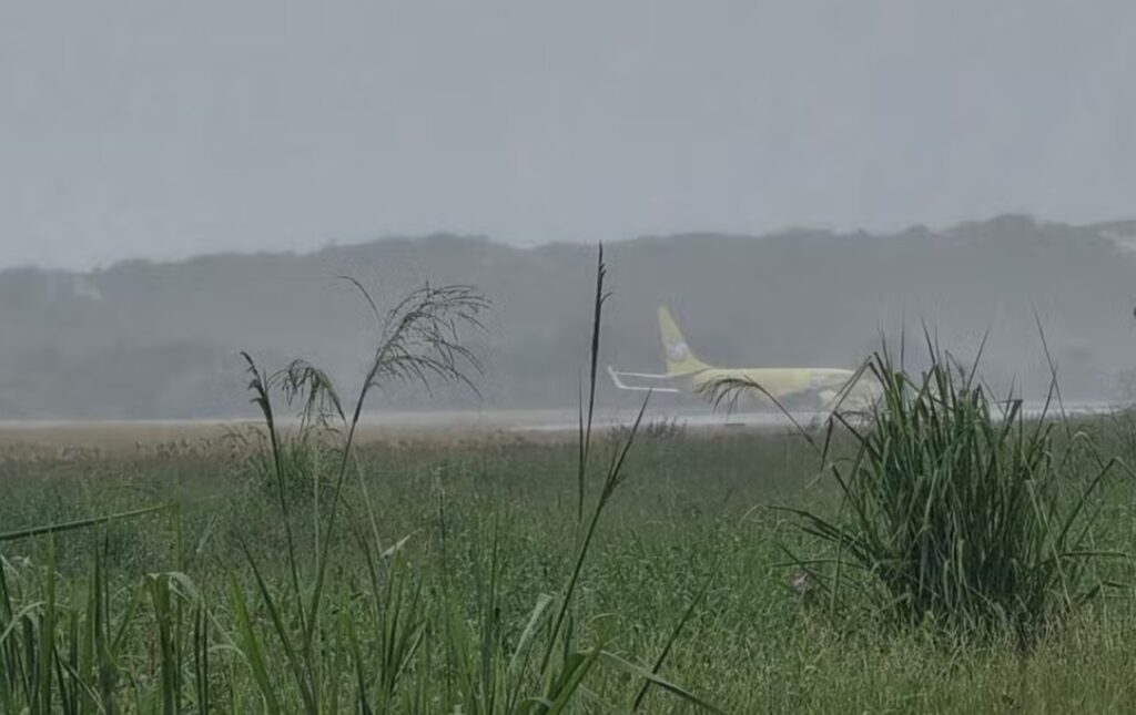 aviao-cargueiro-sai-da-pista-apos-pouso-no-aeroporto-de-salvador