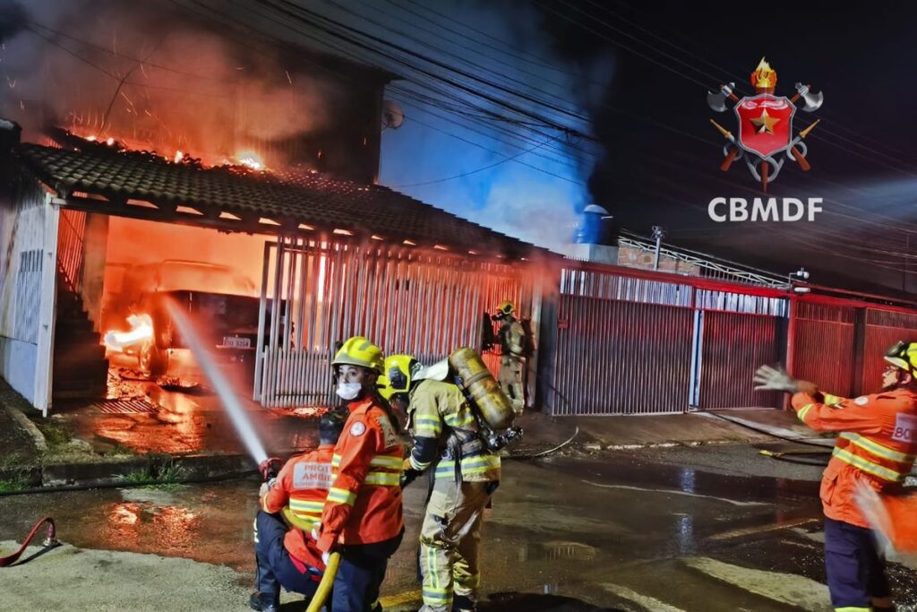 incendio-destroi-caminhonetes-e-mobiliza-7-viaturas-dos-bombeiros.-veja-video