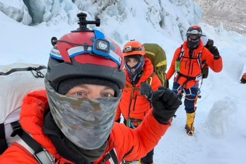 brasileiros-escapam-de-avalanche-de-gelo-durante-escalada-no-everest