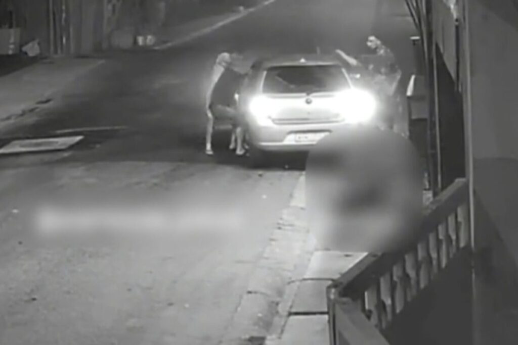 familia-e-atropelada-na-calcada-por-carro-em-alta-velocidade.-veja-video