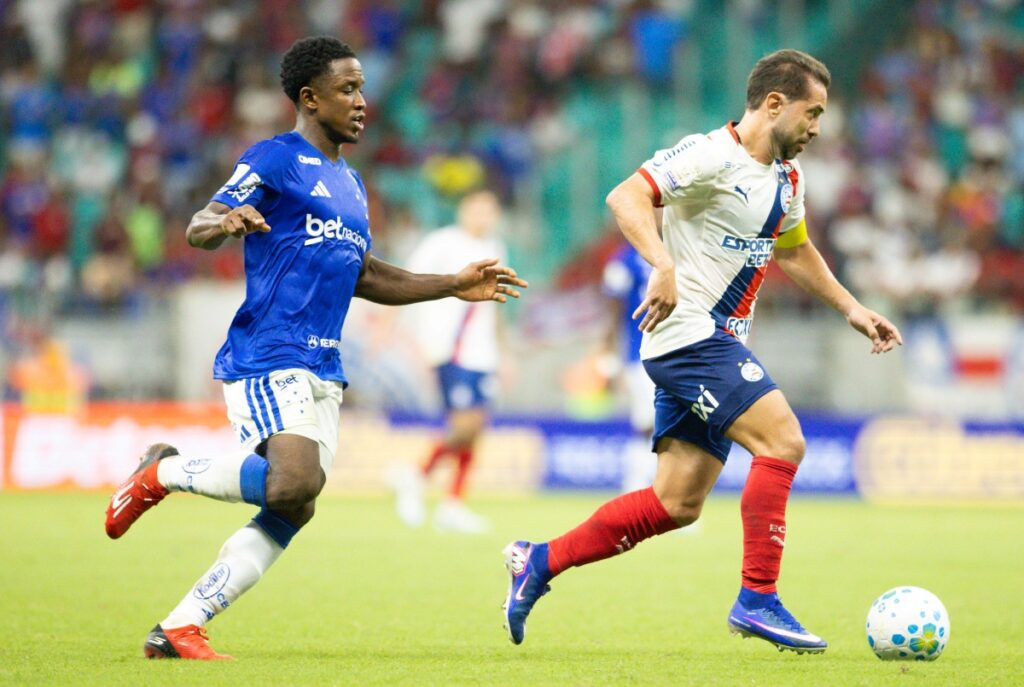 com-gol-no-fim,-cruzeiro-vence-bahia-de-virada-pelo-brasileirao