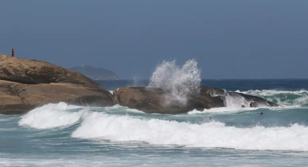 rio-tem-alerta-de-ressaca-e-ondas-na-orla-podem-atingir-ate-3-metros