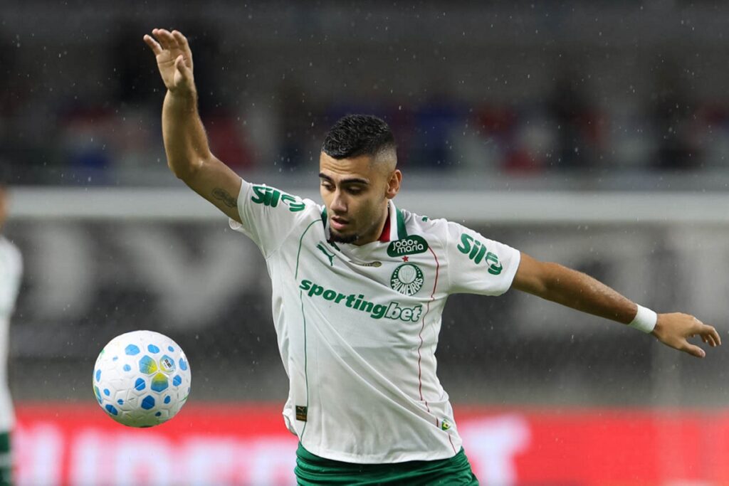 andreas-pereira-tem-trauma-na-lombar-e-pode-desfalcar-o-palmeiras